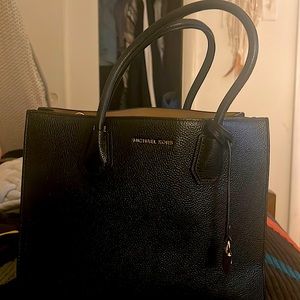 Cartera elegante Michael Kors tiene para colgarse en el hombro de dos tiros